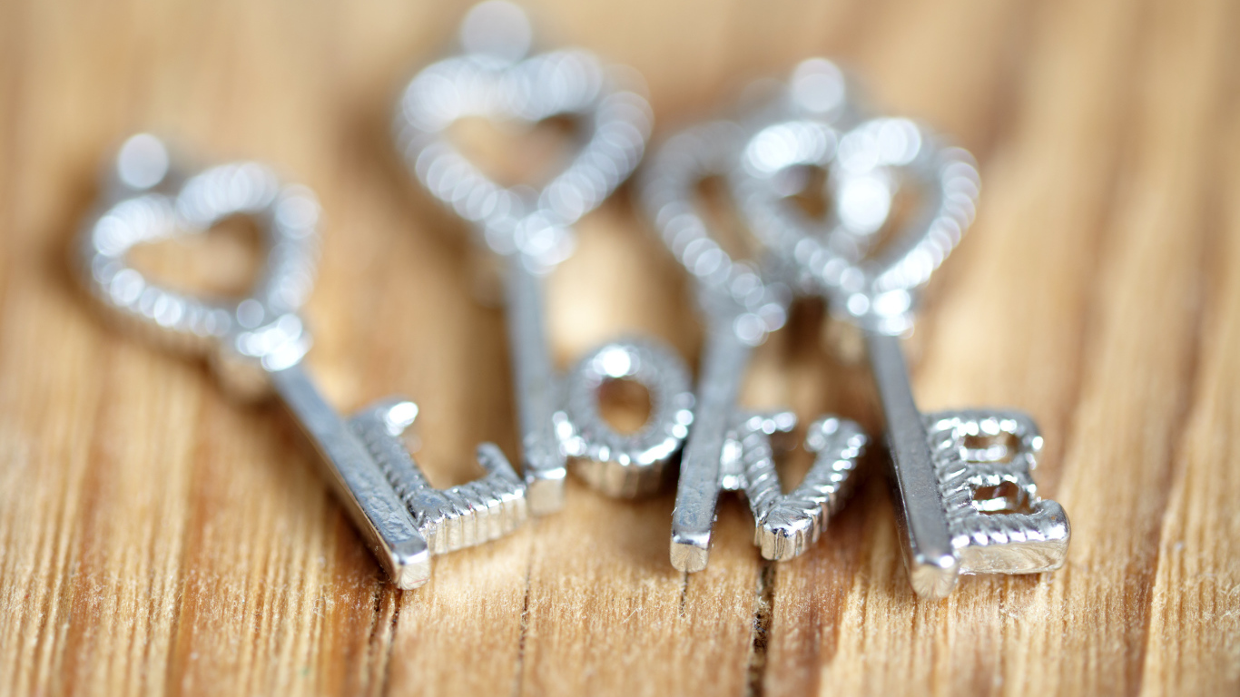 Серебряные ключи с надписью LOVE