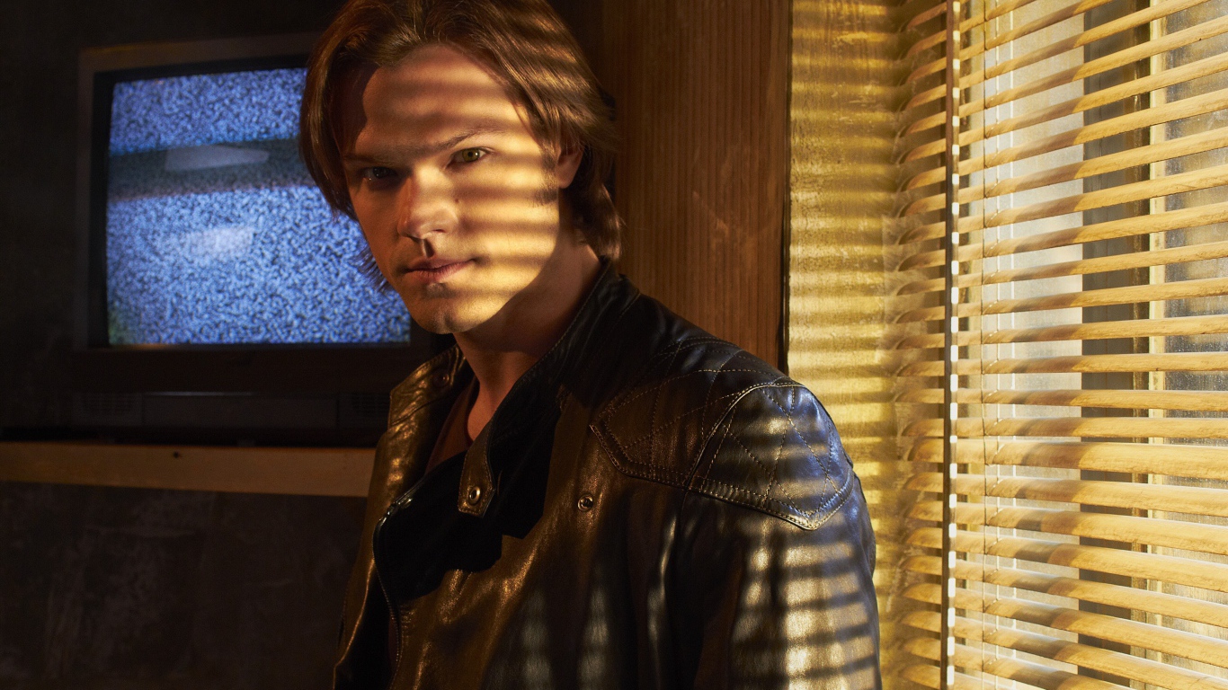 Актер Джаред Падалеки в черной кожаной куртке