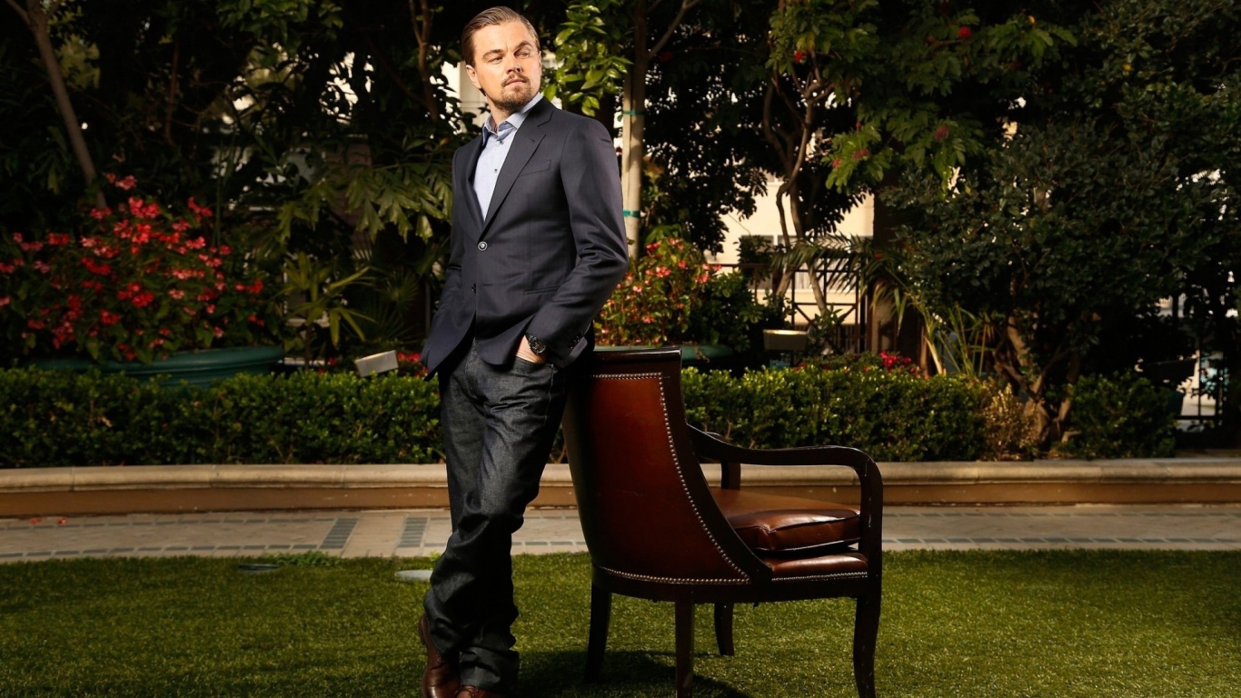 Актер Леонардо Ди Каприо со стулом 