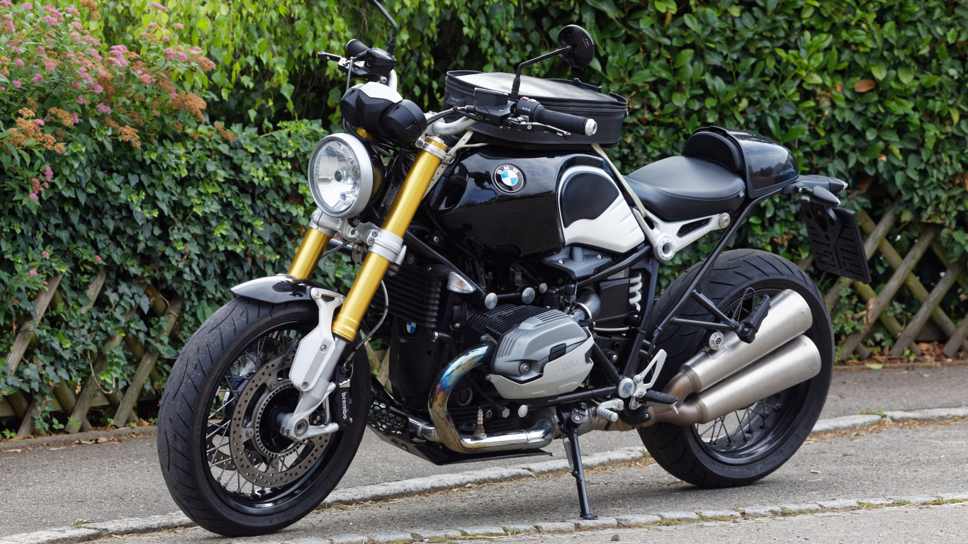 Черный мотоцикл BMW R nineT