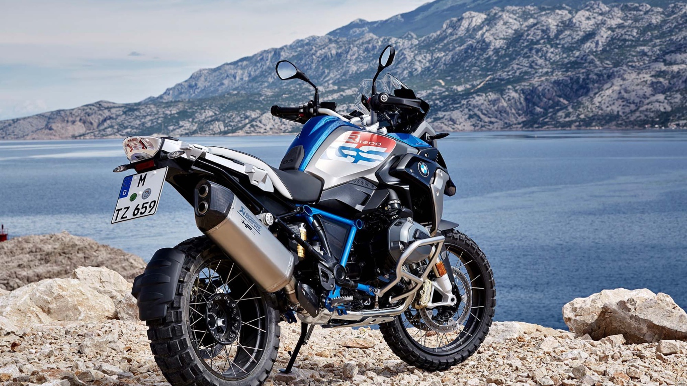 Мотоцикл  BMW R1200GS Rallye на фоне гор 