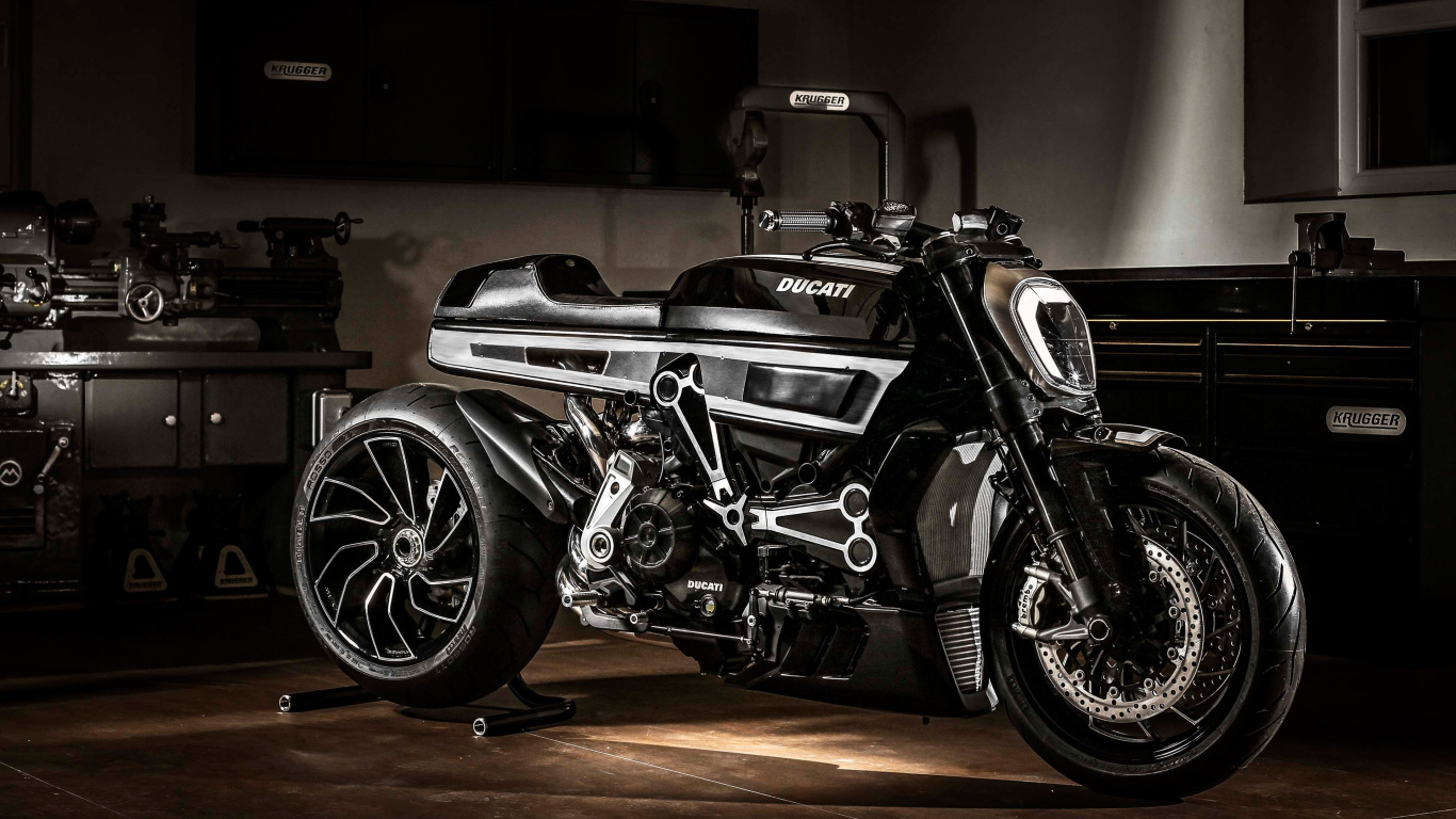 Большой черный мотоцикл  Ducati