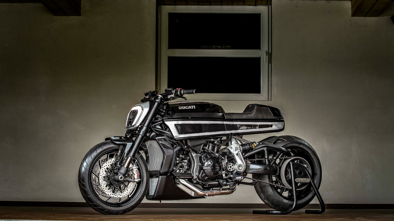 Большой черный мотоцикл Ducati XDiavel