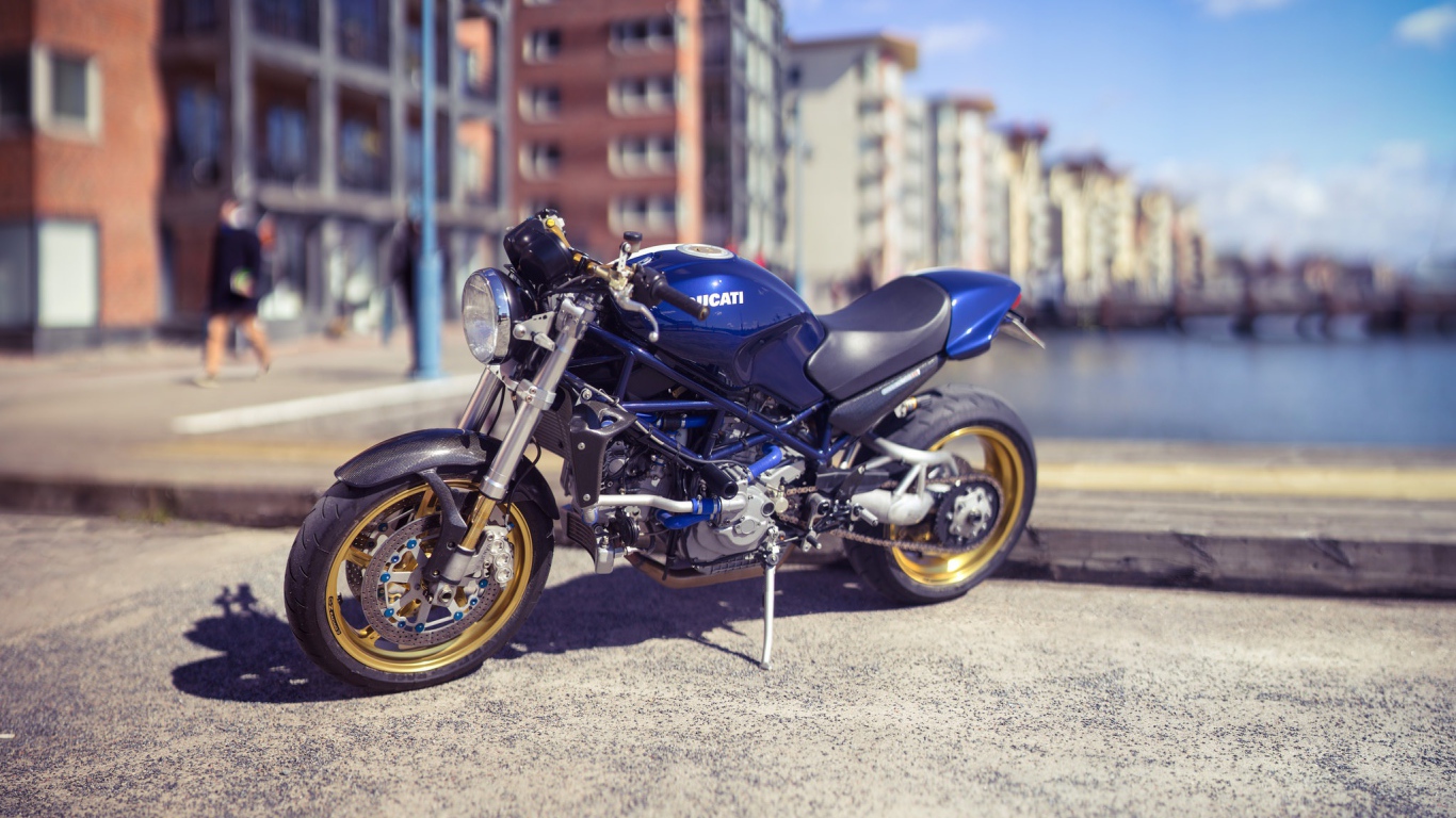 Синий мотоцикл Ducati в городе