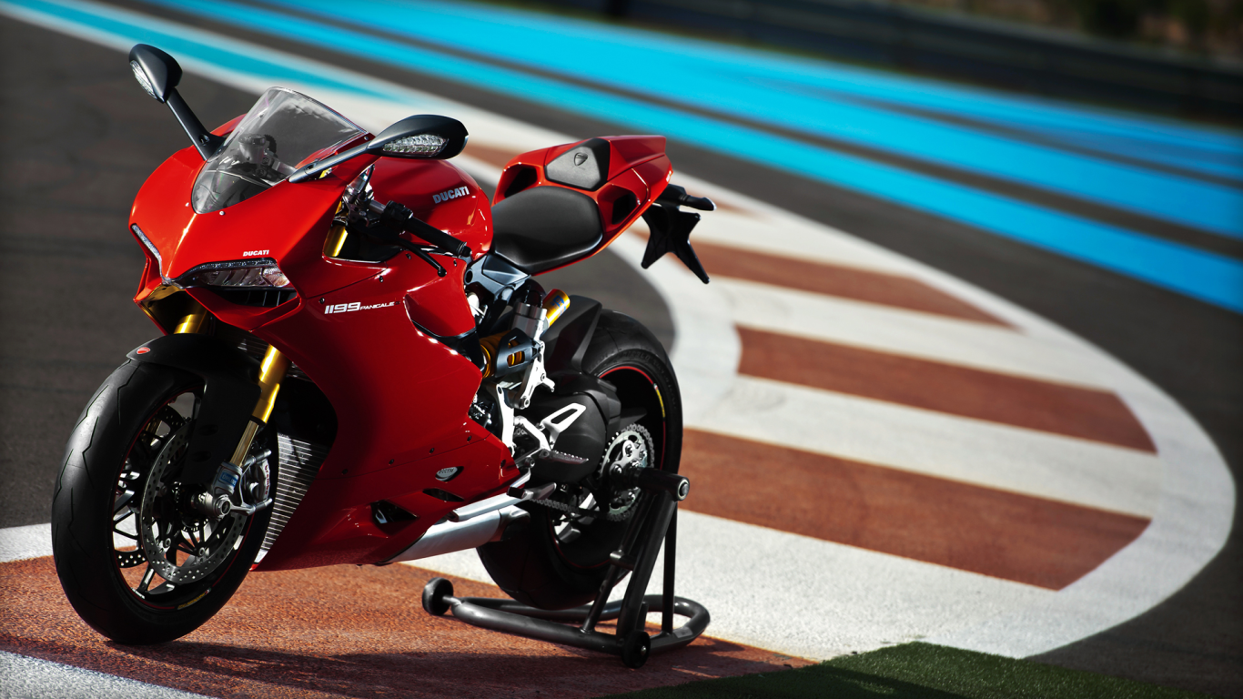 Красный мотоцикл Ducati 1199 Panigale 