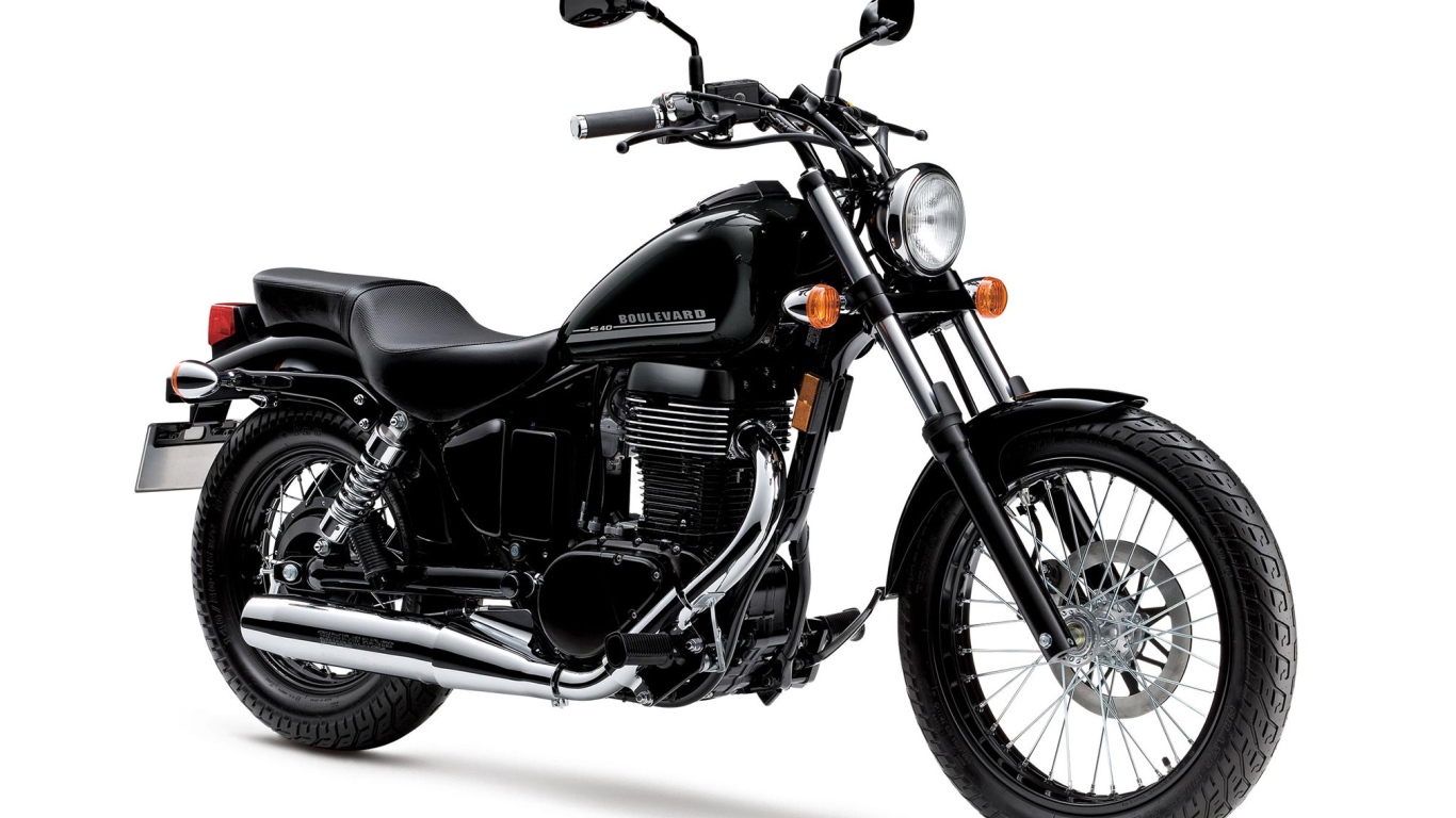Черный мотоцикл Suzuki Boulevard S40 на белом фоне 