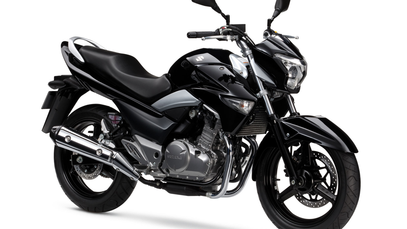 Черный мотоцикл Suzuki GW250 Inazuma на белом фоне 