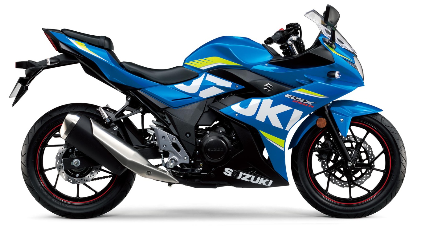 Синий мотоцикл Suzuki GSX250R на белом фоне 