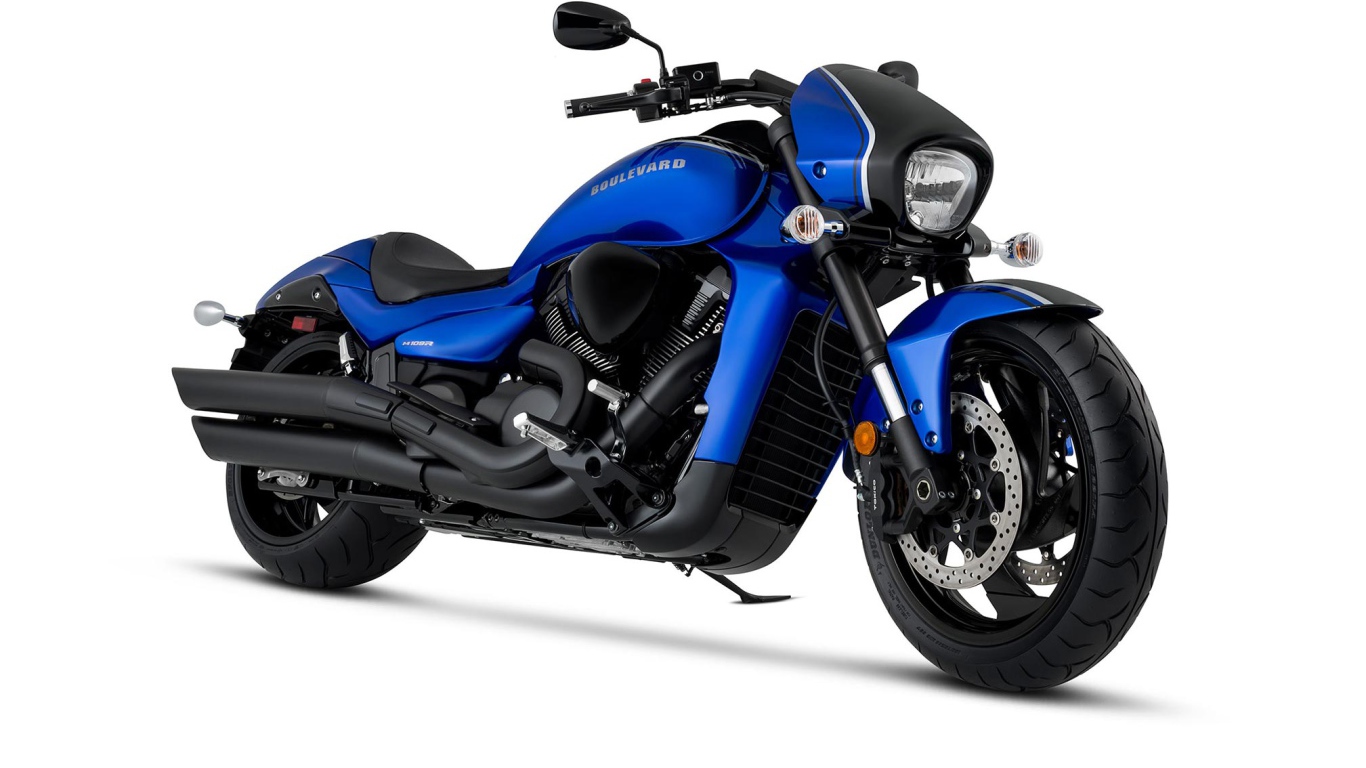 Синий мотоцикл Suzuki Boulevard M109R BOSS на белом фоне 