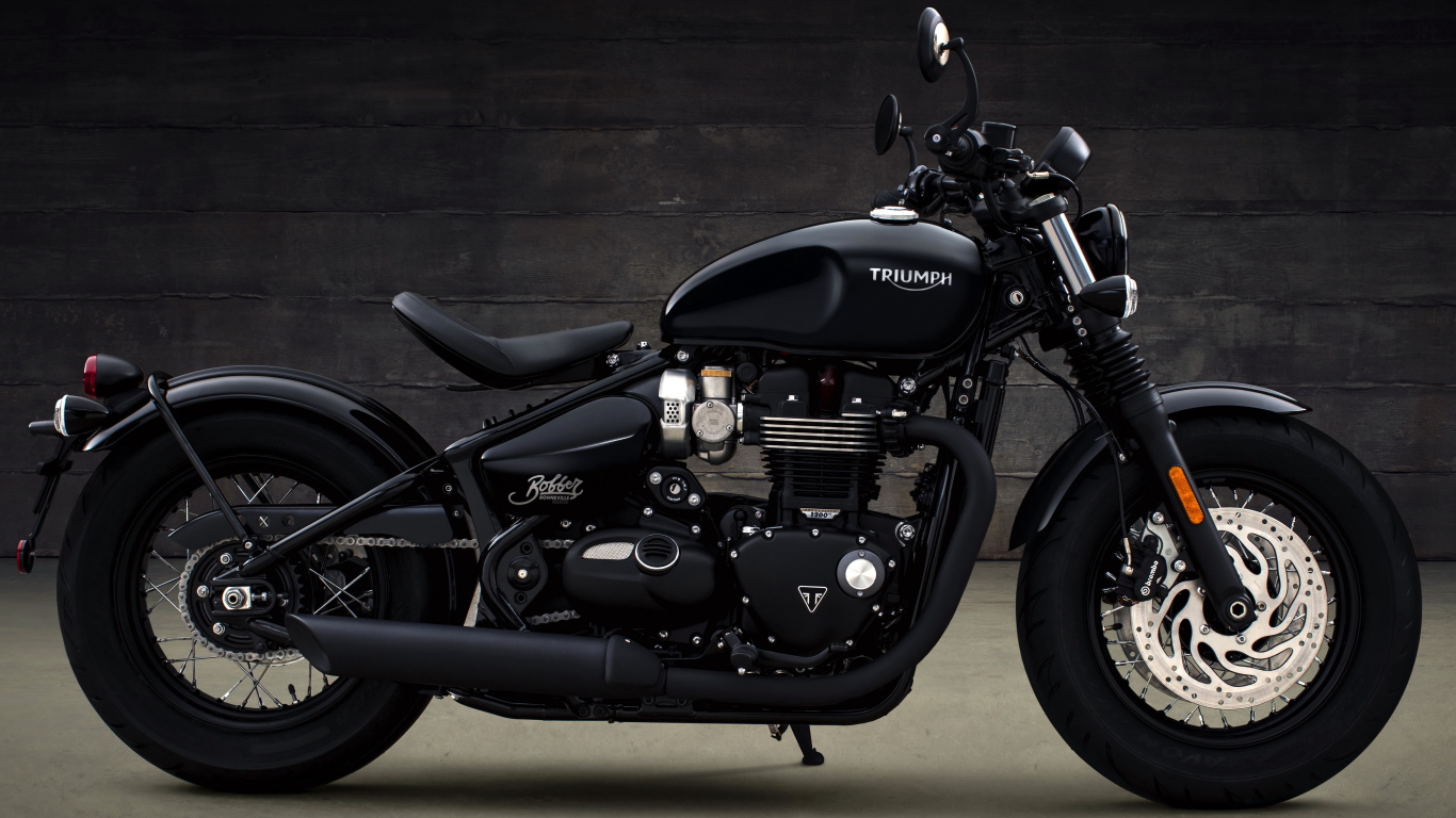 Черный мотоцикл Triumph Bonneville Bobber, 2018 вид сбоку
