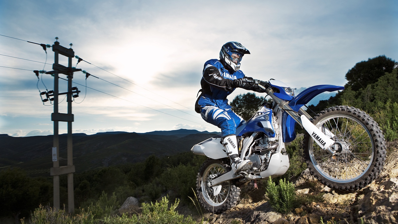 Мотоциклист на мотоцикле Yamaha  WR450F на мотокроссе