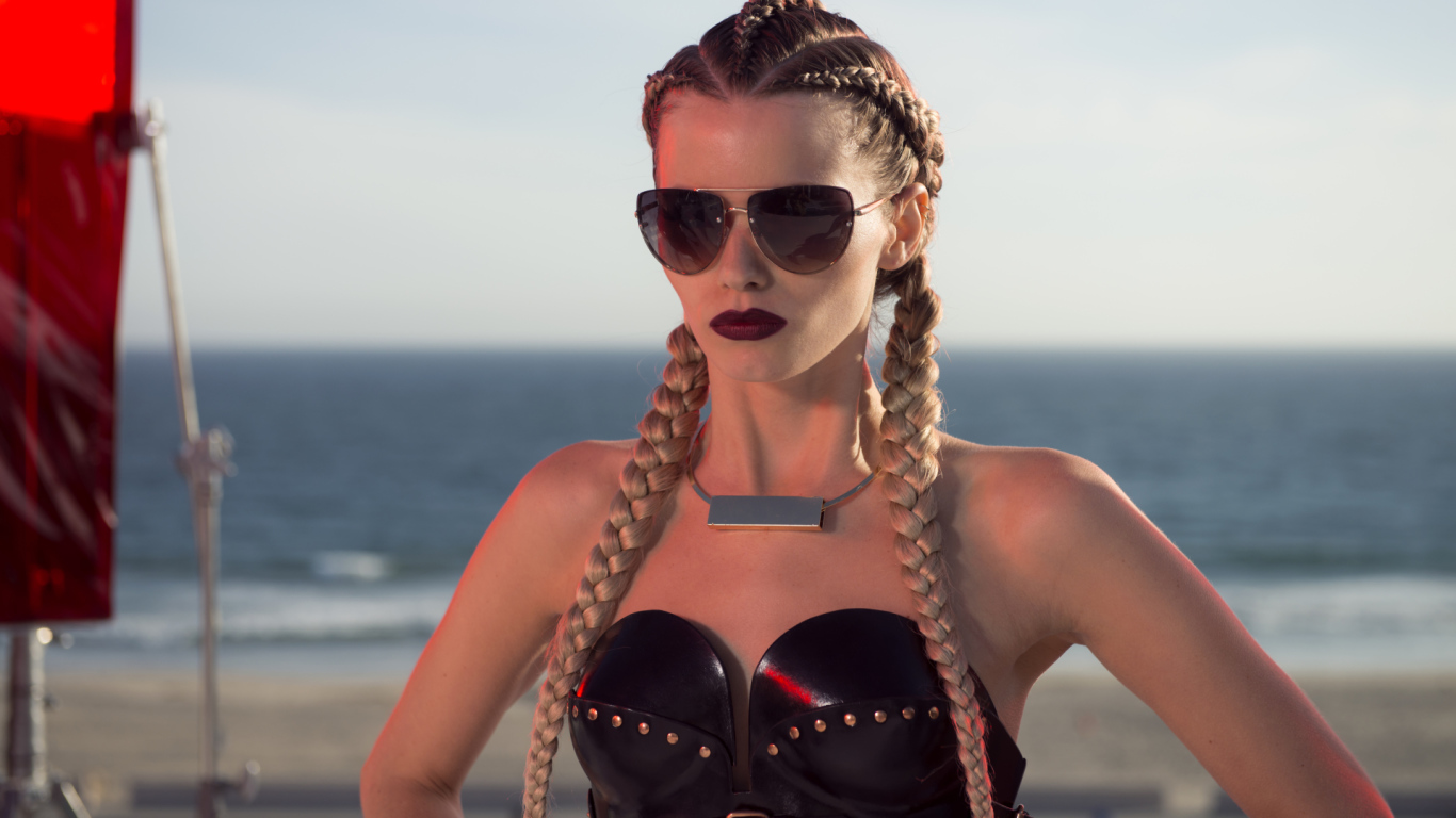 Модель Сара персонаж фильма Неоновый демон 