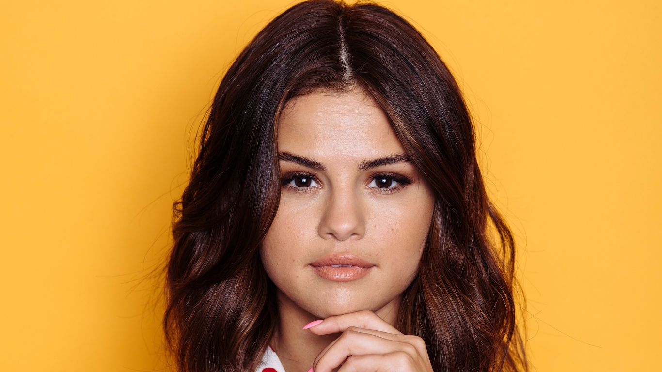 Знаменитая молодая исполнительница Селена Гомес