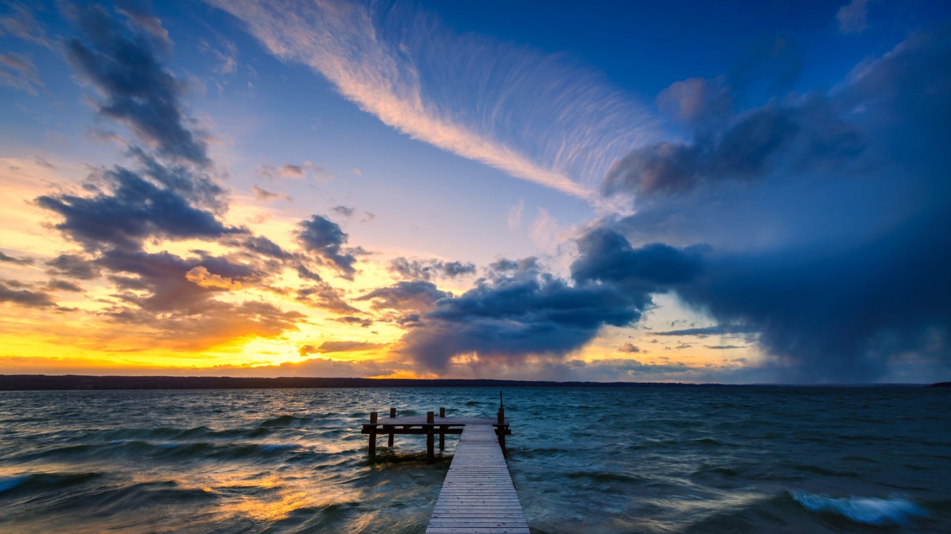 Мост в океане на закате солнца 