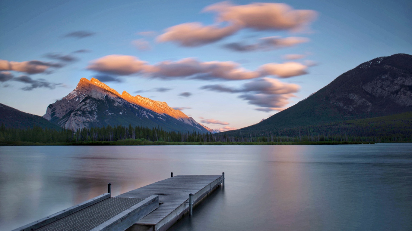 Мост на озере на фоне гор