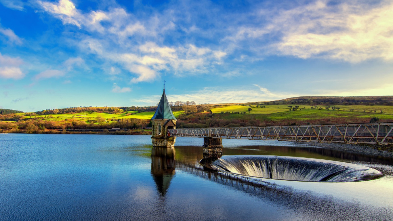 Железный мост над озером под живописным голубым небом 