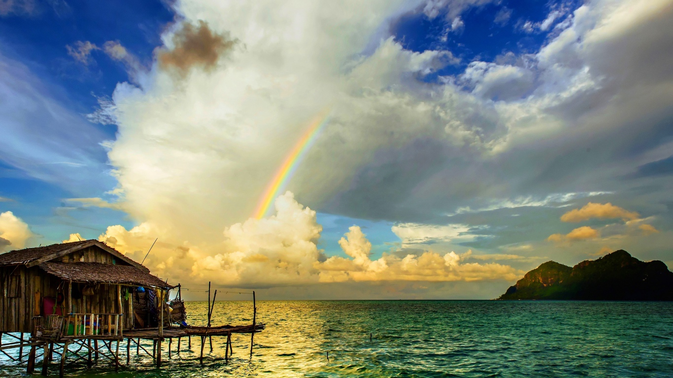 Радуга  над бунгало на тропическим пляжем 