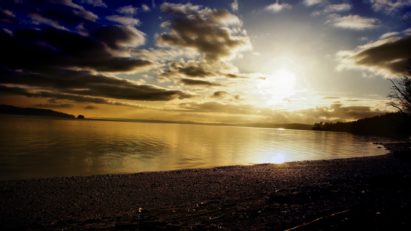 Закат солнца и облака над морем 
