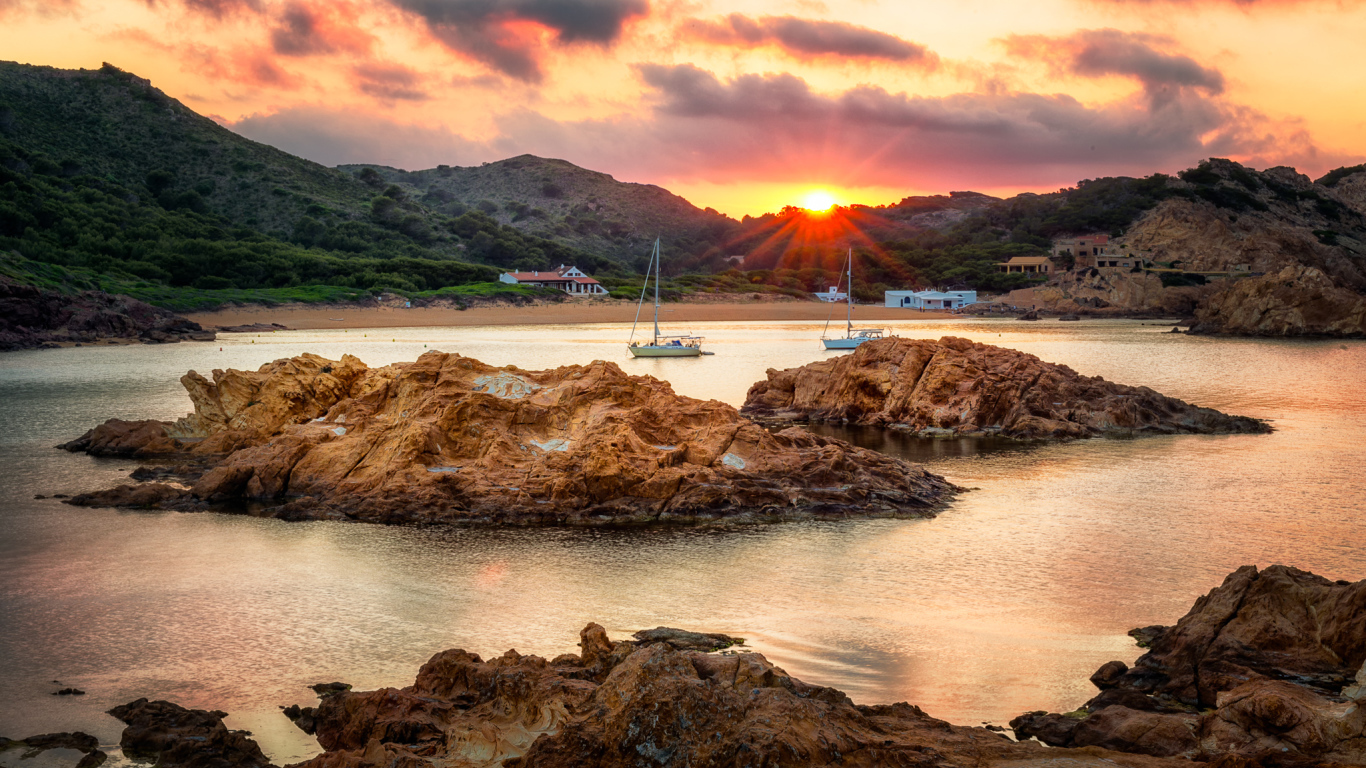 Побережье в лучах солнца на рассвете под красивым небом