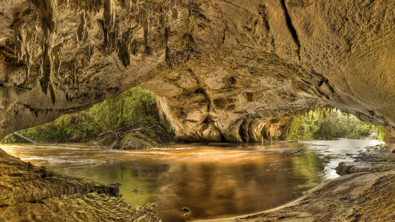 Река в каменном гроте,  Национальный парк Кахерейнджи. Новая Зеландия