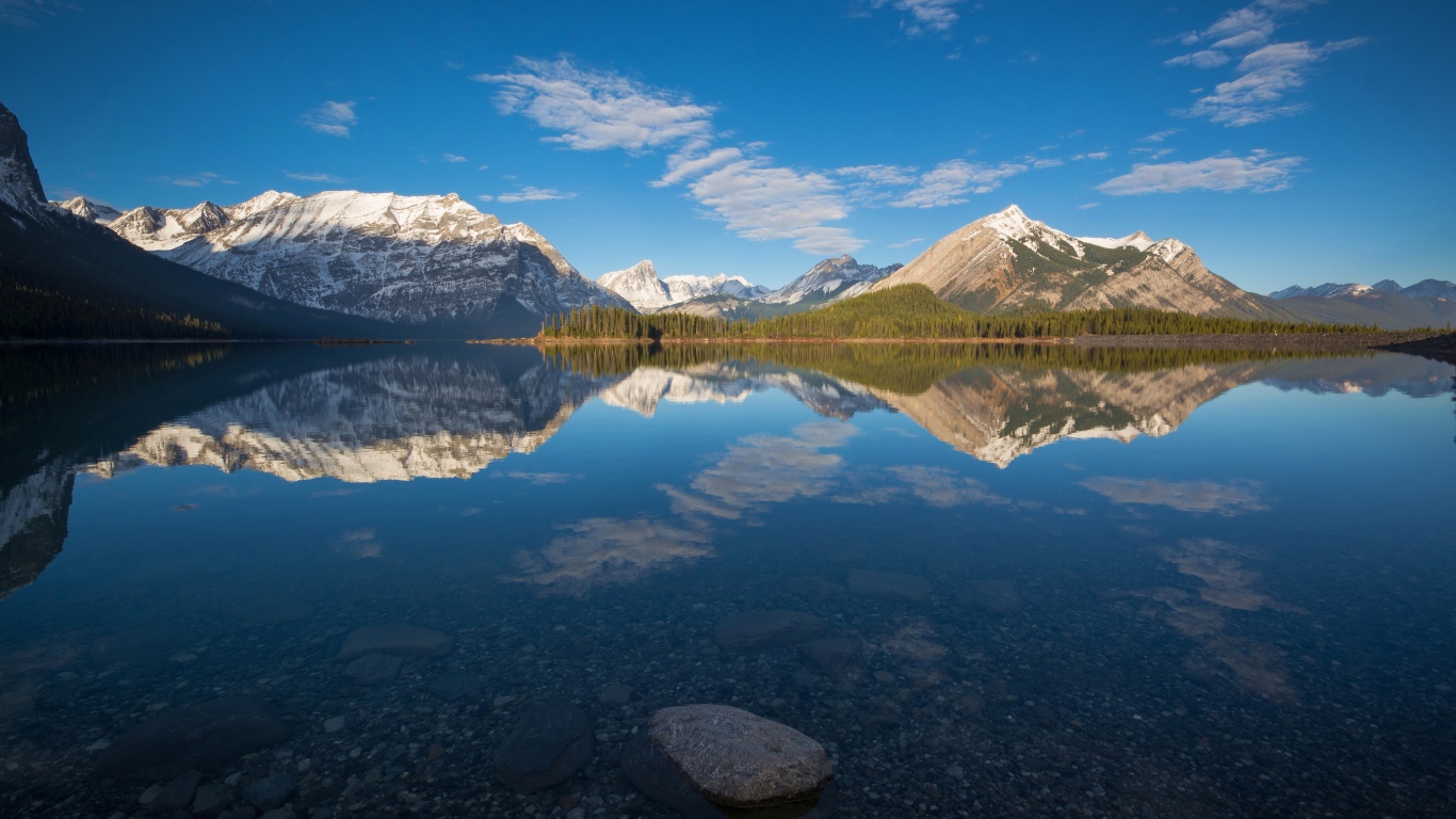 Небо отражается в воде у горного озера
