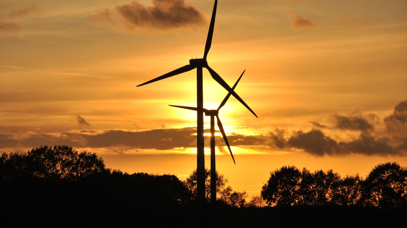 Ветротурбины на фоне неба на закате солнца