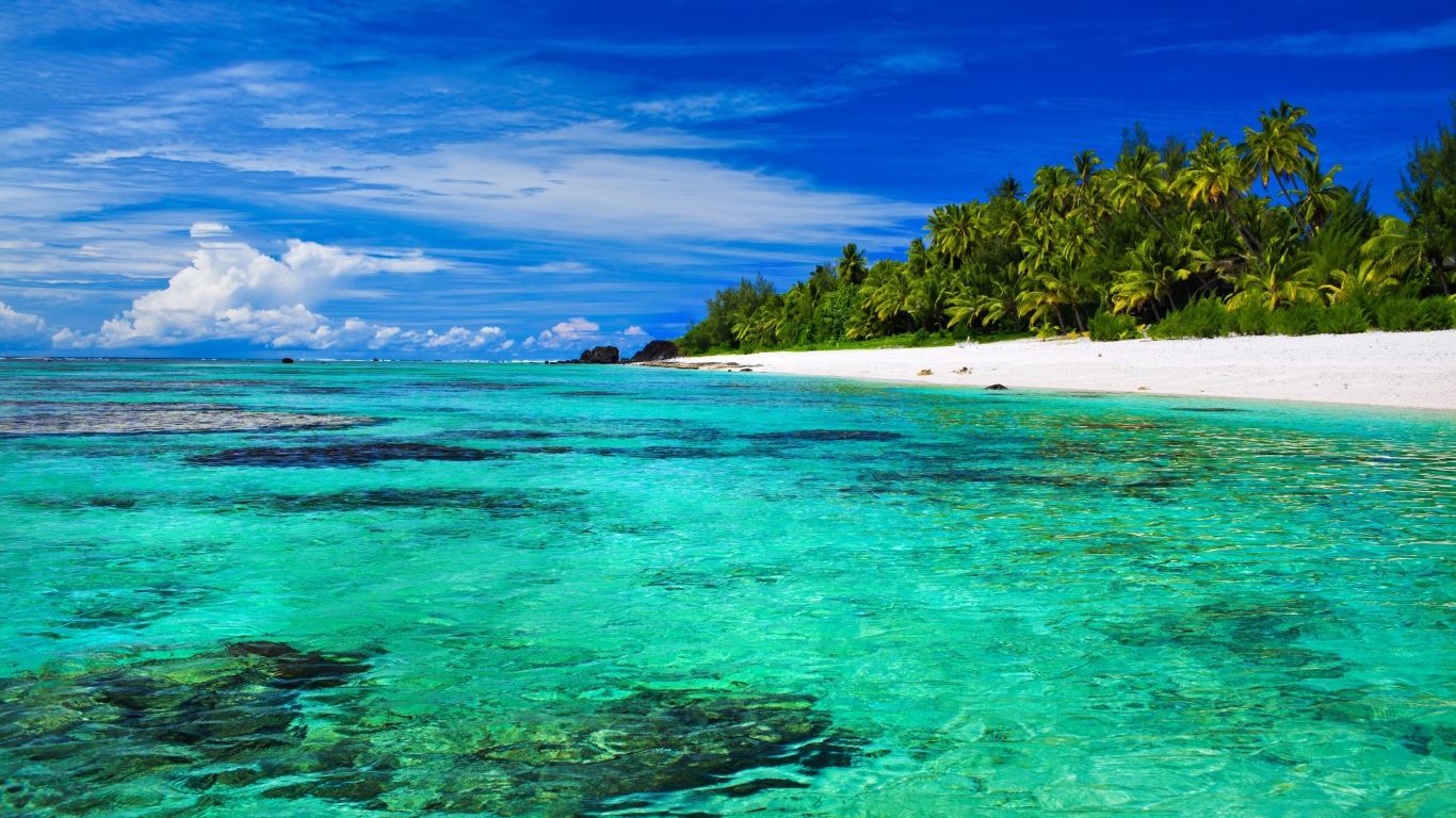 Прозрачная голубая вода в океане у тропического пляжа