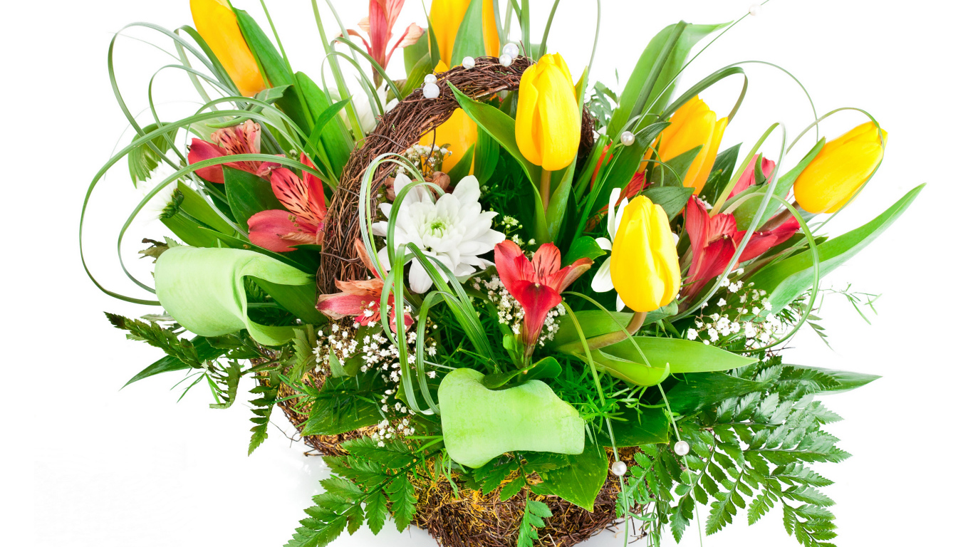 Букет желтых тюльпанов и красивых цветов альстрёмерия на белом фоне