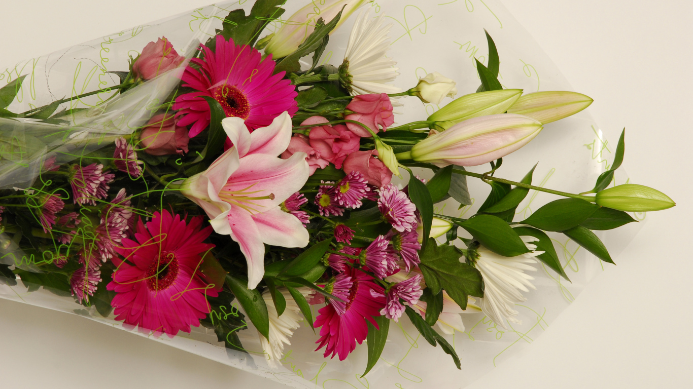 Красивый букет с лилиями, герберами и хризантемами