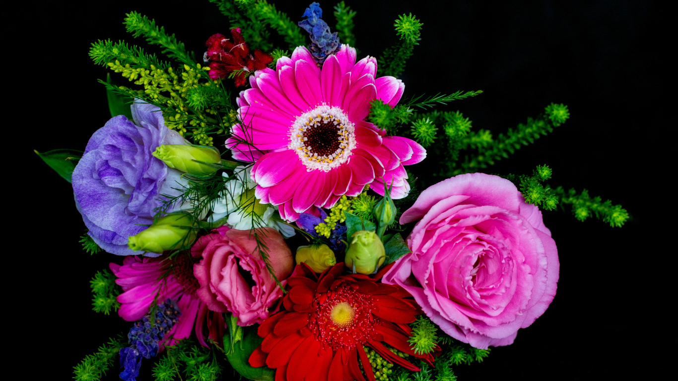 Красивый разноцветный букет на черном фоне