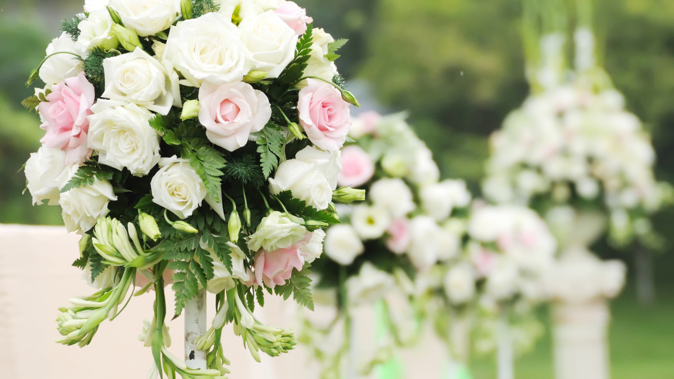 Красивые свадебные букеты из цветов розы и фрезии в декоре