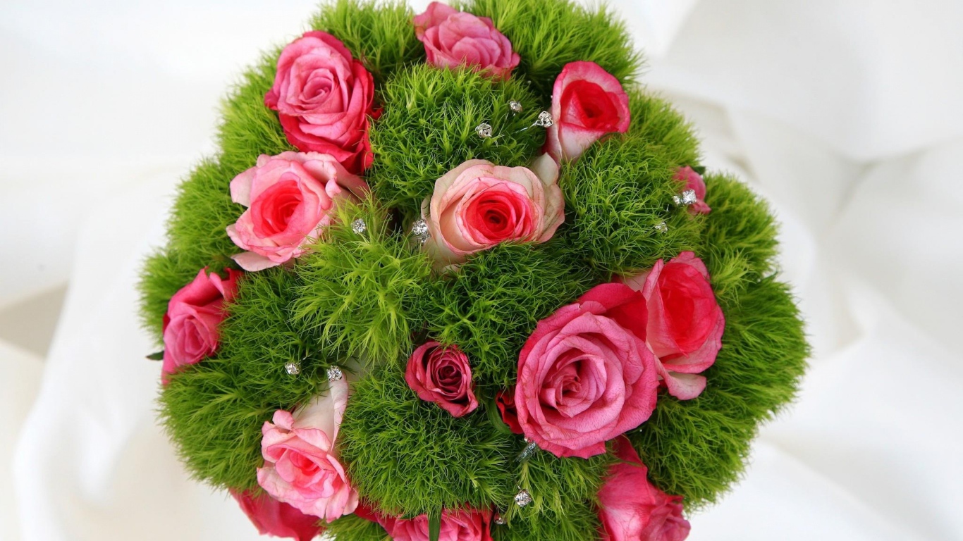 Букет красивых розовых роз с зеленью