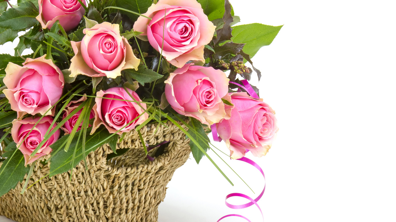 Букет розовых роз корзине с лентой на белом фоне