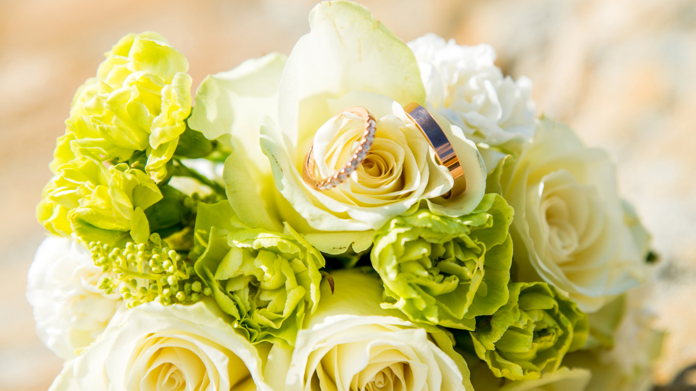 Букет из белых роз с гвоздиками и обручальными кольцами