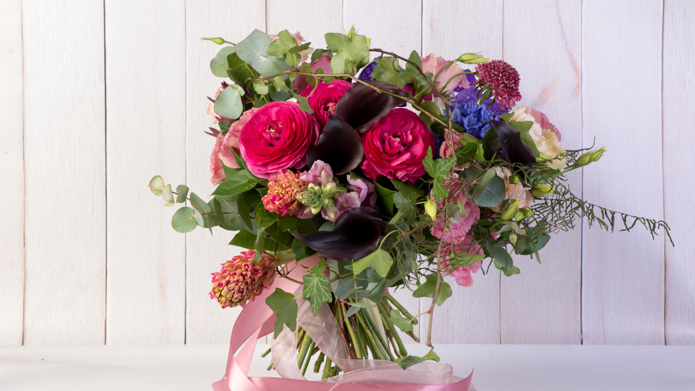 Праздничный букет с розовыми лентами на столе