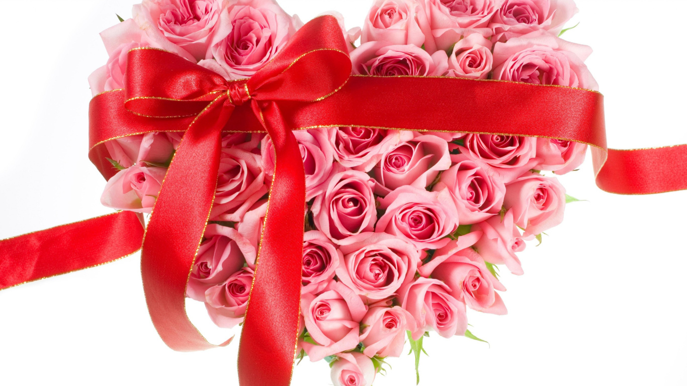Сердце из розовых роз с красной лентой на белом фоне