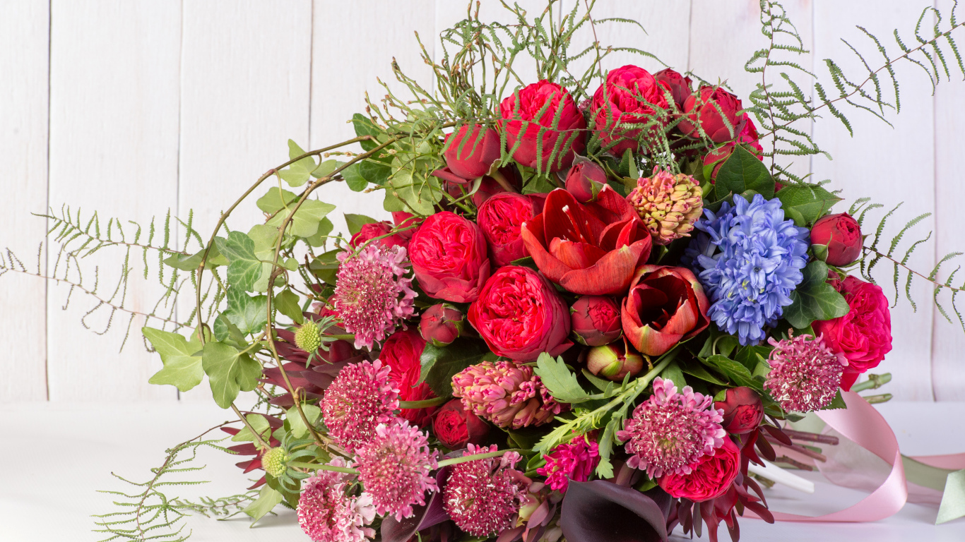 Большой красивый букет перевязанный розовой лентой