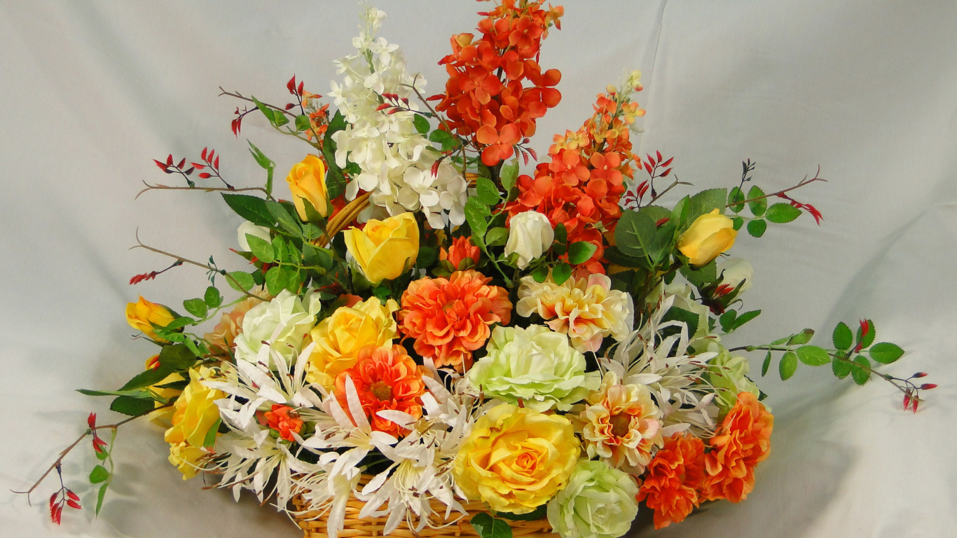 Большой букет цветов в плетеной корзине