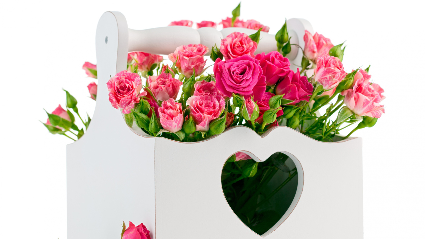 Розовые розы в белой корзине с сердцем
