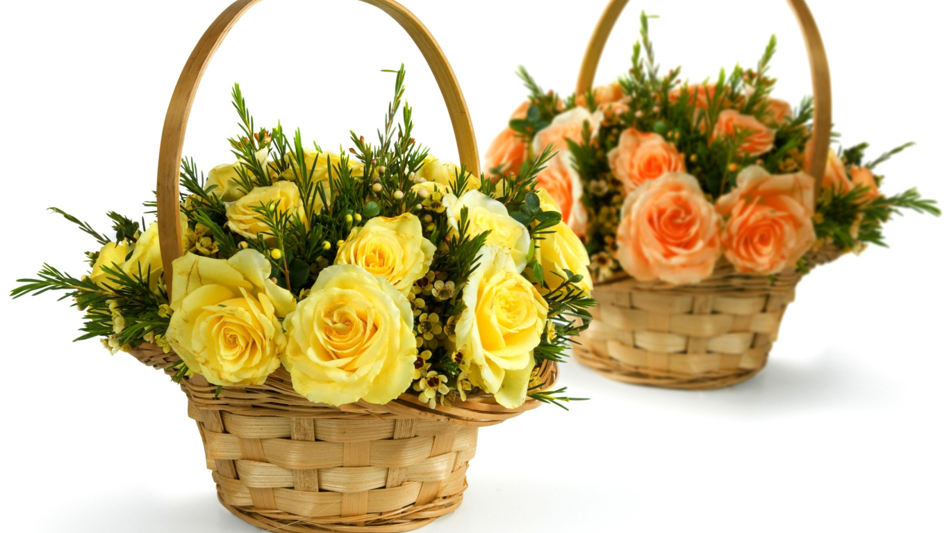 Две корзины с желтыми и оранжевыми розами на белом фоне