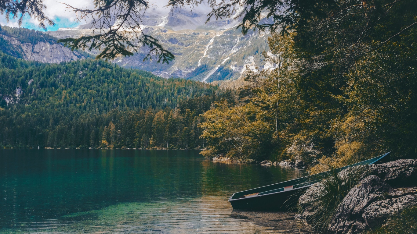 Лодка на берегу у горного озера