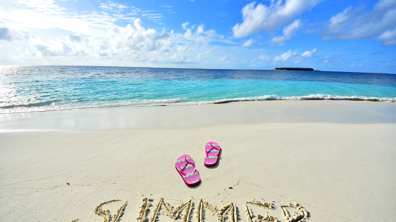 Надпись на теплом морском песке летом