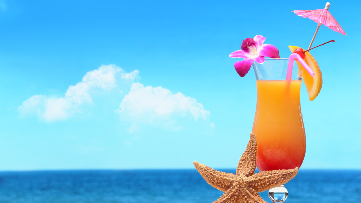 Summer cocktail and starfish on the background of the sea