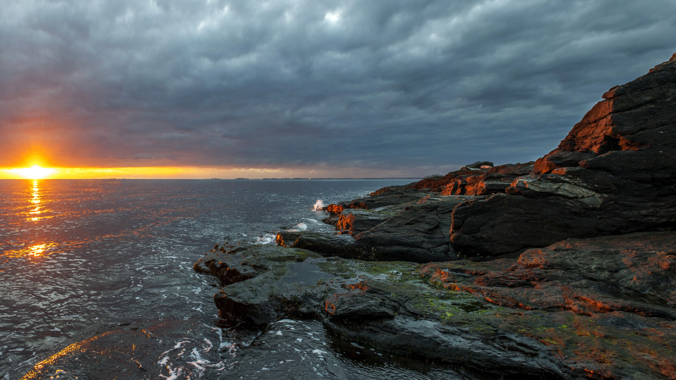 Каменное побережье в Норвегии на закате 