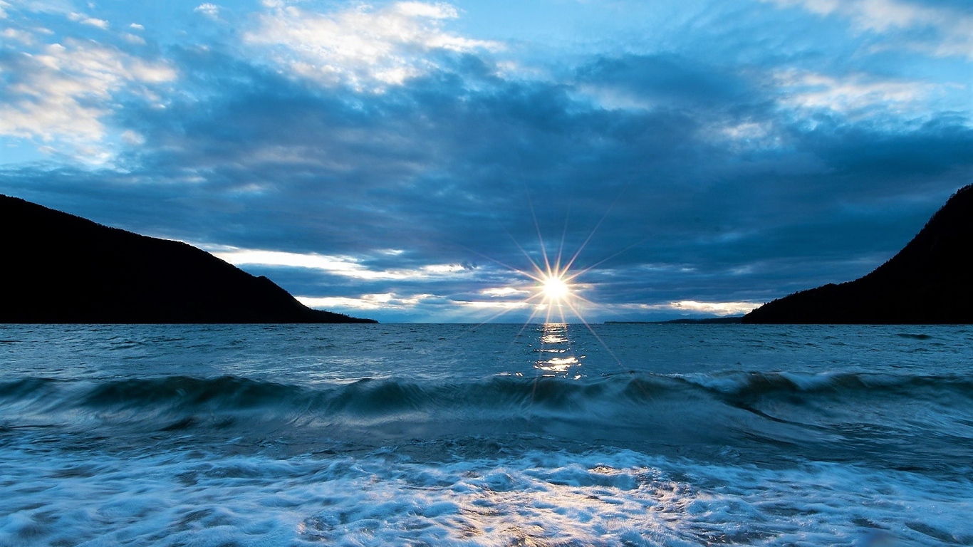 Закат летнего солнца над океаном