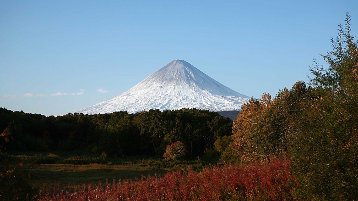 Вид на заснеженную вершину вулкана Ключевская сопка 