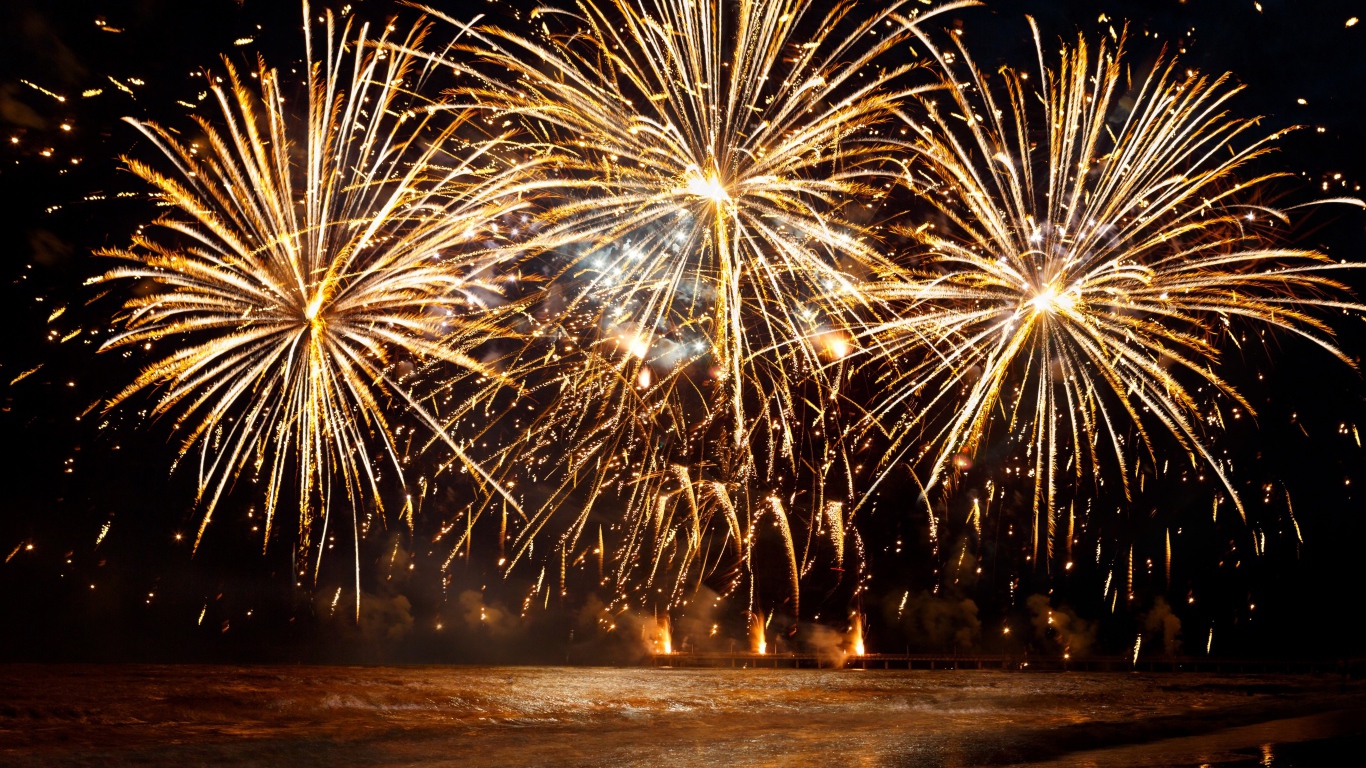 Яркие вспышки новогоднего салюта