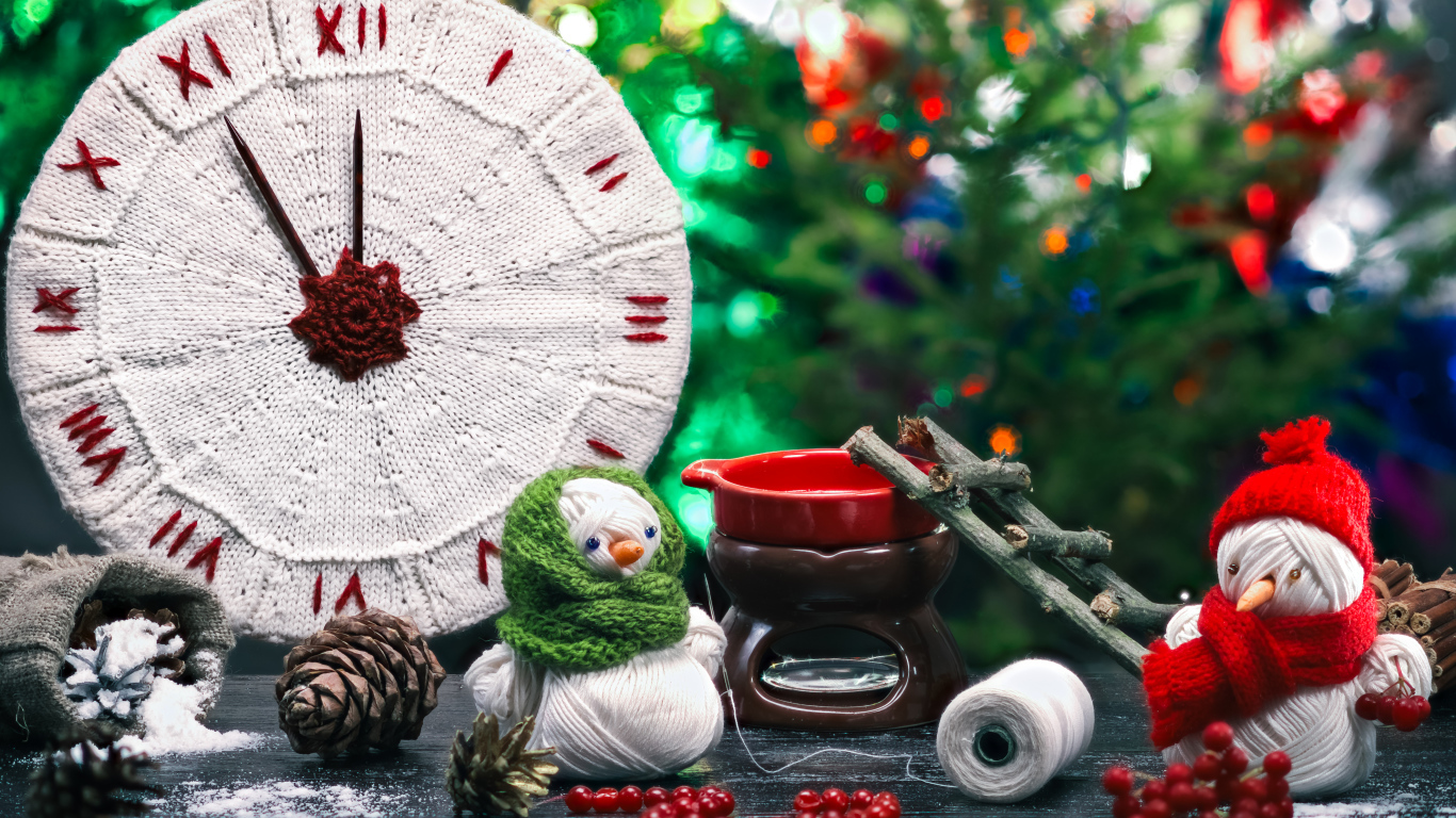 Новогодние часы со снеговиками из нитей
