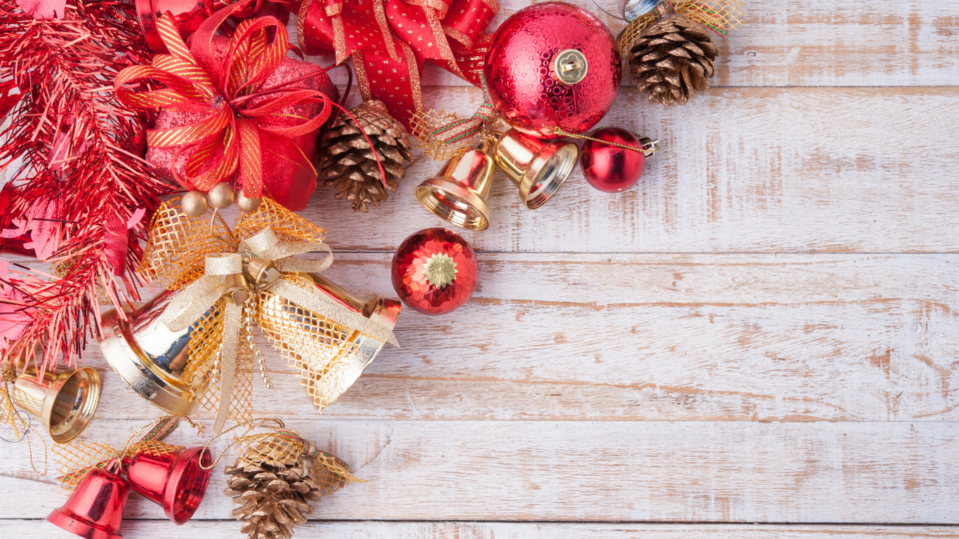 Новогодние украшения, колокольчики на деревяной доске. Фон для новогодней открытки