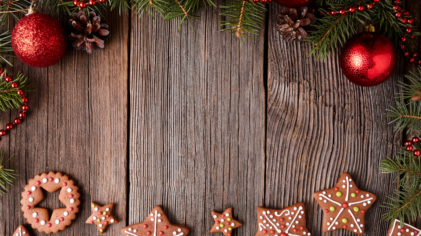 Имбирное печенье и красные елочные шары, фон для новогодней открытки